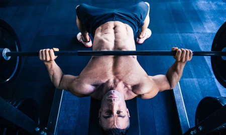 Голая тренируется со штангой