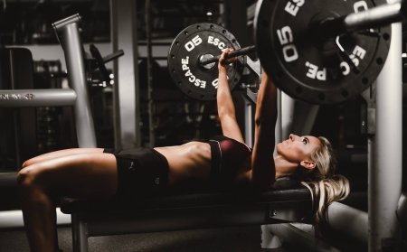 Девушка со штангой