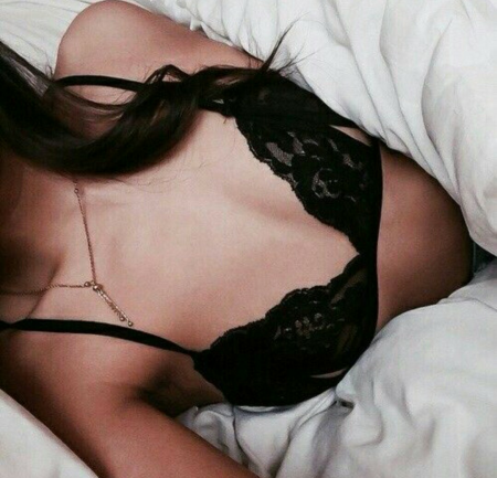 Девушка в белье на кровати