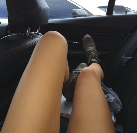 Ножки девушек в машине