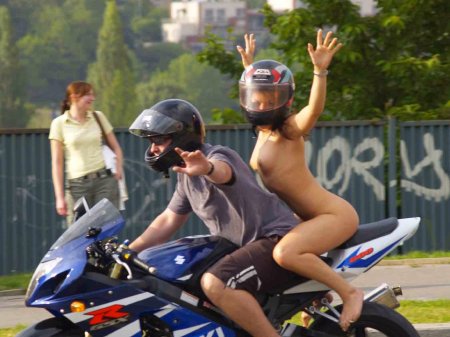 Голенькая девушка на мотоцикле