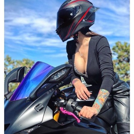 Мотоциклист с девушкой