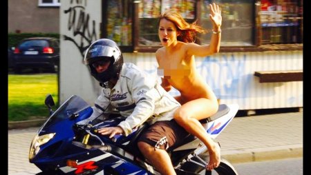 Голая пассажирка мотоцикла