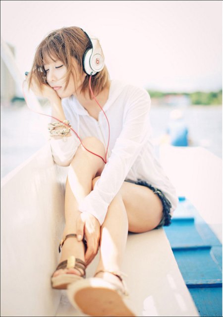 Девушка в наушниках с телефоном