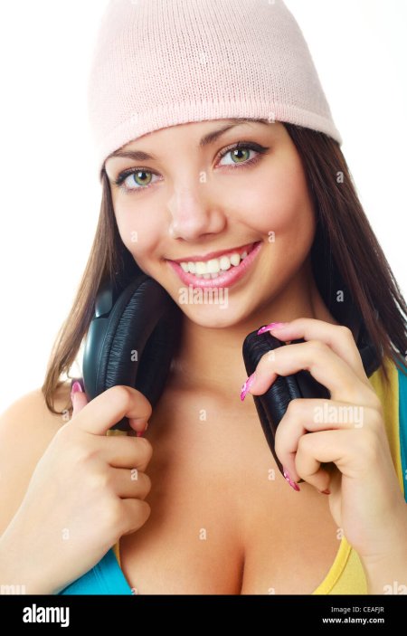 Девушка в наушниках ню