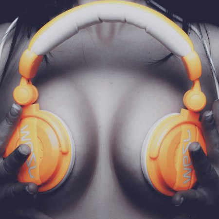 Грудь в наушниках