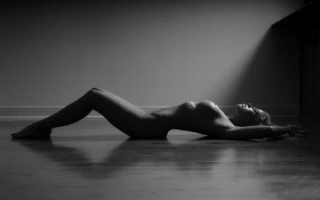 Фотосессия в стиле ню черно белая