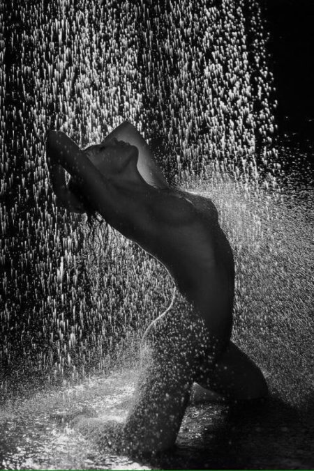 Девушка под дождём эротическое