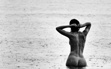 Голые красотки под дождем