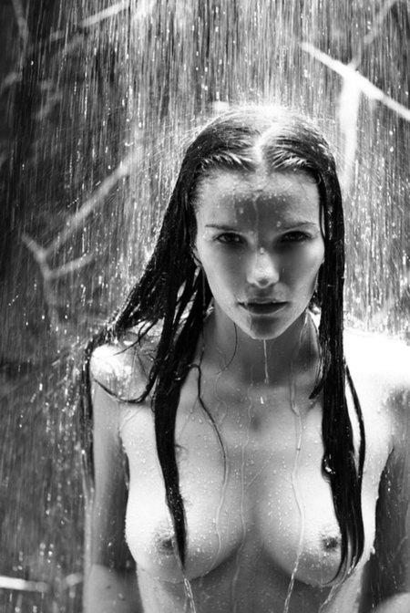 Девушка под дождем эро