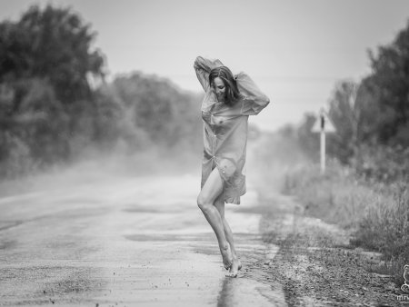 Эротическая фотосессия на дороге