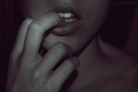 Девушка с пальцем