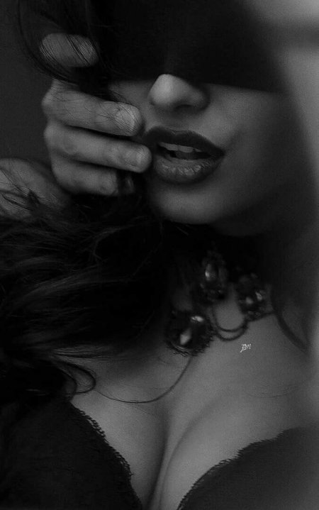 Дерзкая брюнетка