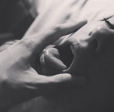 Палец в рот