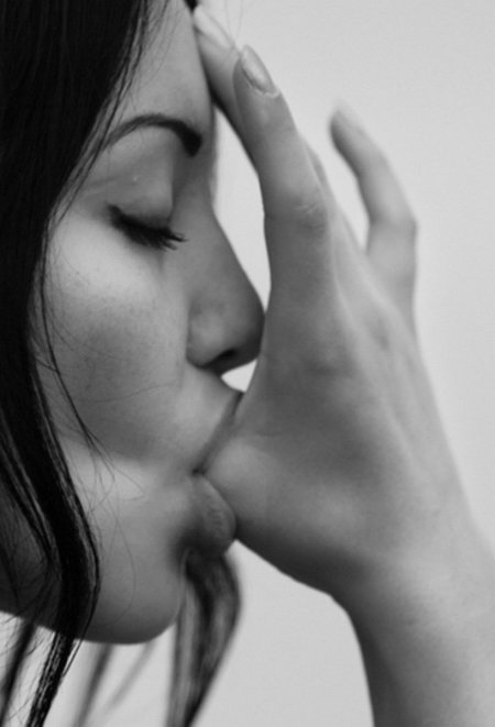 Девушка облизывает