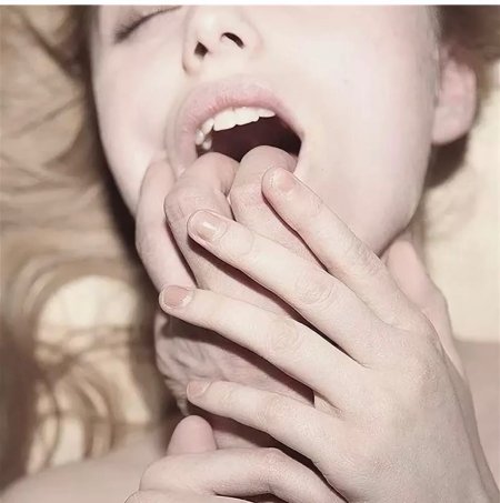 Палец в рот