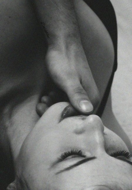 Мужские пальцы во рту у женщины