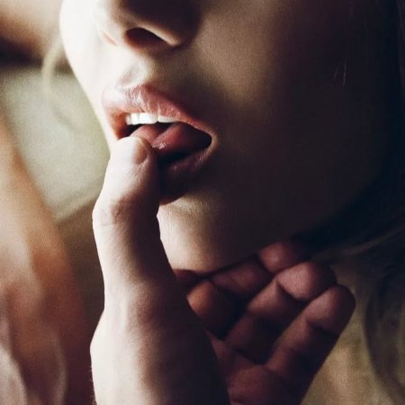 Палец во рту девушки
