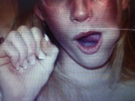 Средний палец во рту