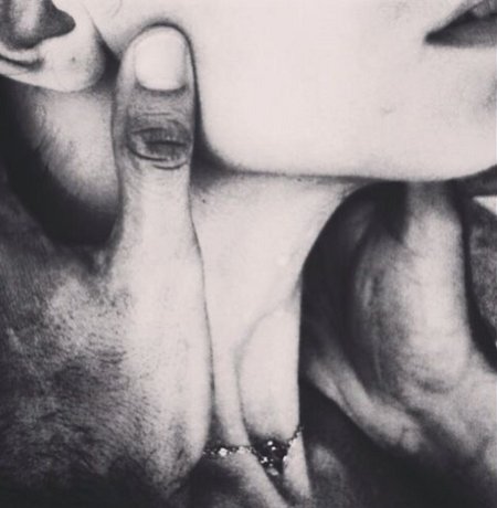 Мужская рука на женской шее