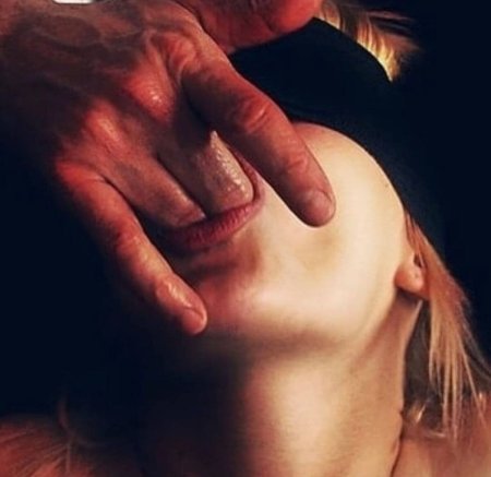 Мужские пальцы во рту у женщины