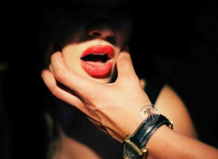 Большой палец во рту