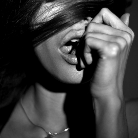 Девочка с пальцем во рту