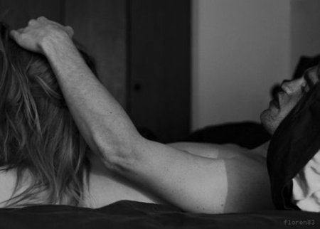 Держит женщину за волосы