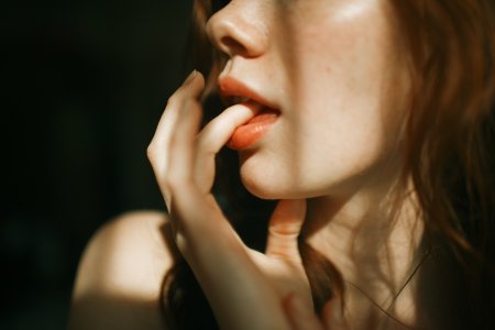 Палец в рот