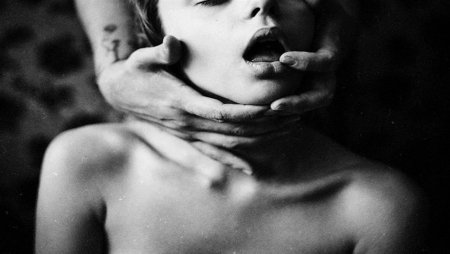 Страсть душит