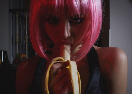 Фото девушки с бананом