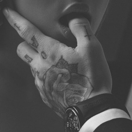 Мужские пальцы во рту