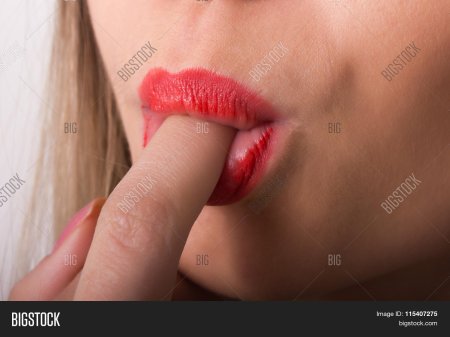 Палец во рту у девушки