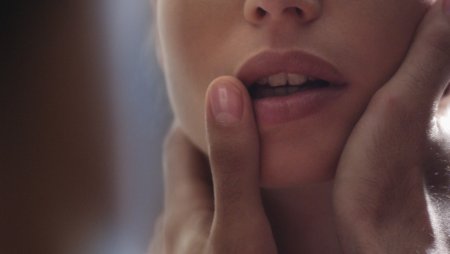 Пальцами по губам