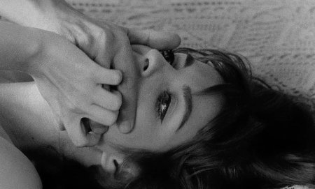 Мужские пальцы во рту ню