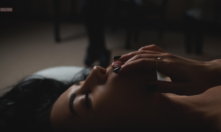 Девушка палец рот обои