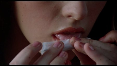 Облизывает палец мужчине