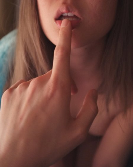 Облизывает палец