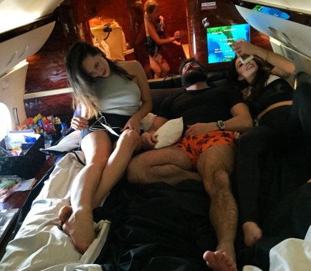 Дэн Билзериан в самолете