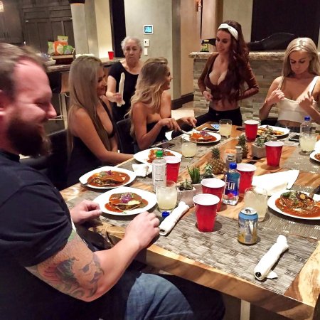 Дэн Билзерян с девушками