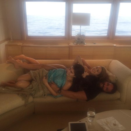 Дэн Билзерян с девушками в кровати