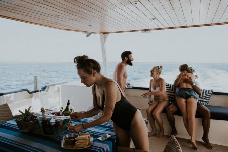 Дэн Билзерян с девушками