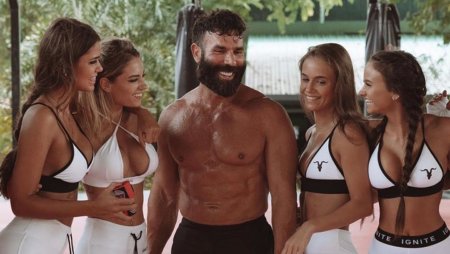 Дэн Билзерян с девушками