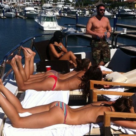 Дэн Билзерян на яхте