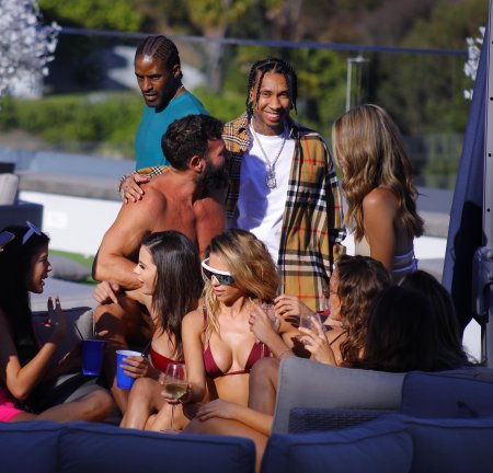 Дэн Билзерян с девушками