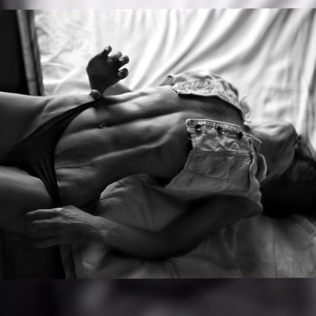 Фитоняшка в эротичном на кровати