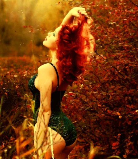 Рыжеволосая девушка со спины