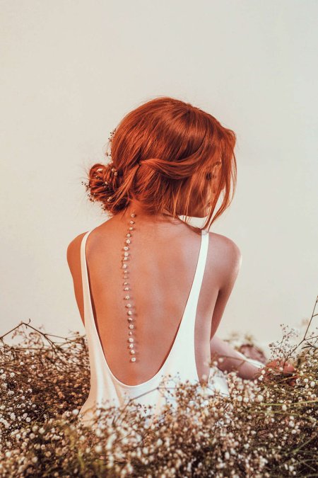 Рыжая девушка со спины