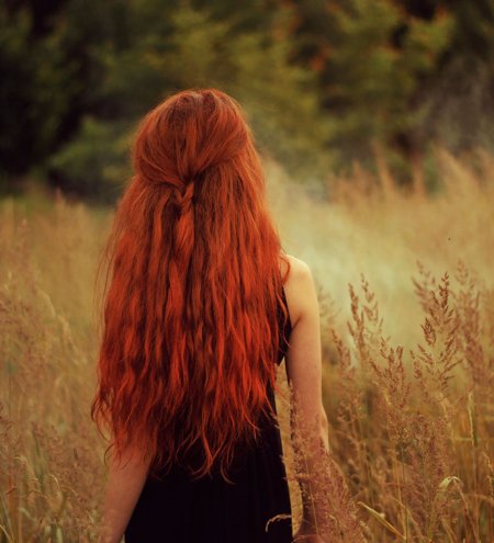 Рыжеволосая девушка со спины