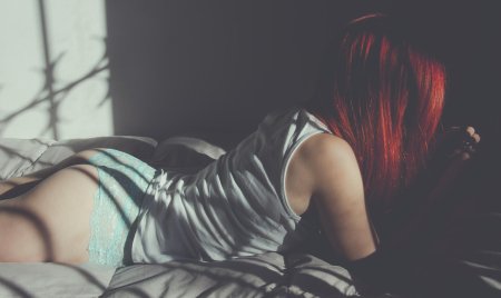 Рыжая с каре со спины